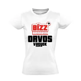 Bízz bennem, orvos vagyok női póló (fehér)